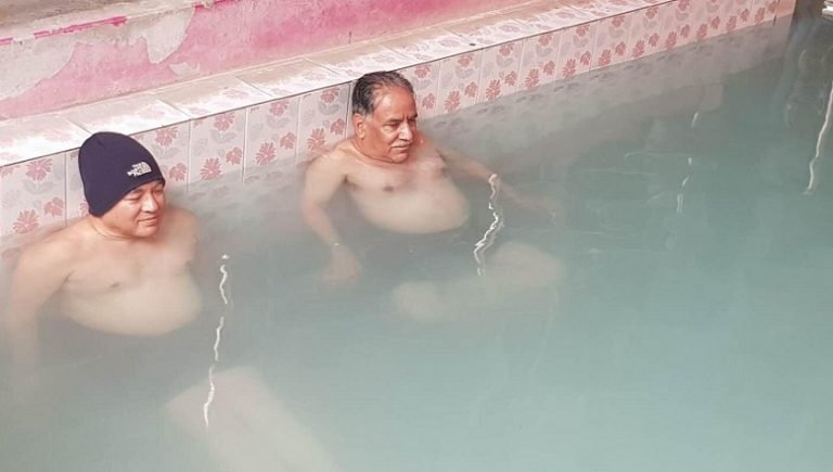 पत्नी सीताको उपचारका लागि म्याग्दी पुगे प्रचण्ड फोटो सहित