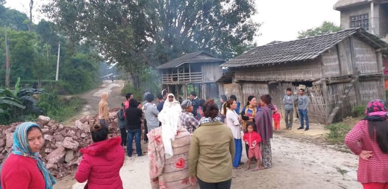 प्रहरी र स्थानीयबासीबीच झडप,प्रहरीले महिलामाथि दुव्र्यवहार गरेको आरोप