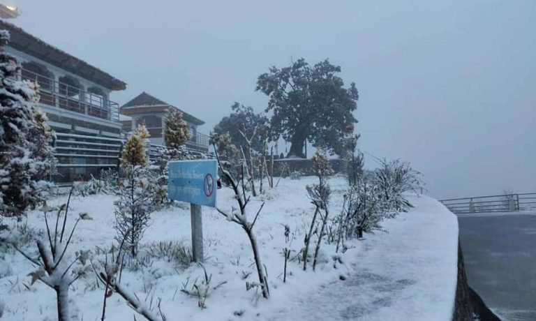 चन्द्रागिरीमा हिउँ पर्यो
