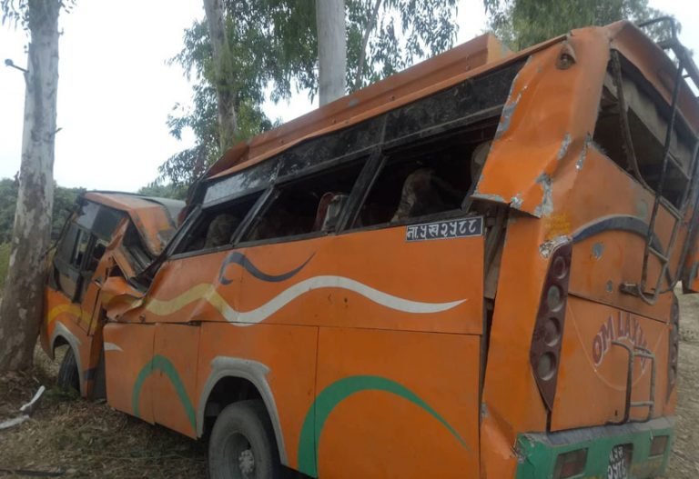 लहानमा बस दुर्घटना, ३१ यात्रु घाइते