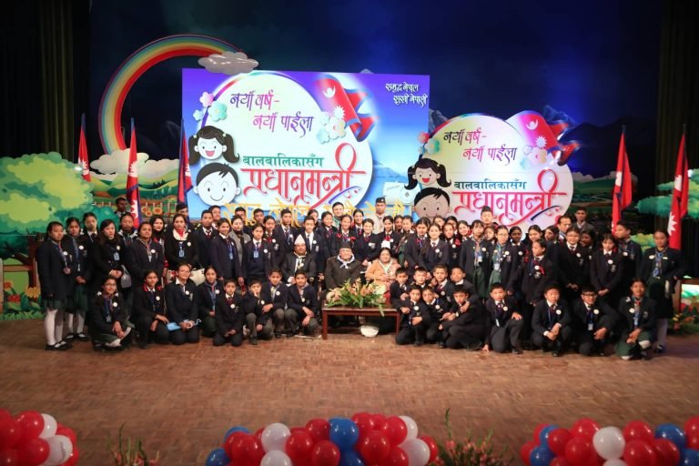 बालबालिकाको चेहरामा खुसी आए म पनि खुसी हुन्छुः प्रधानमन्त्री ओली