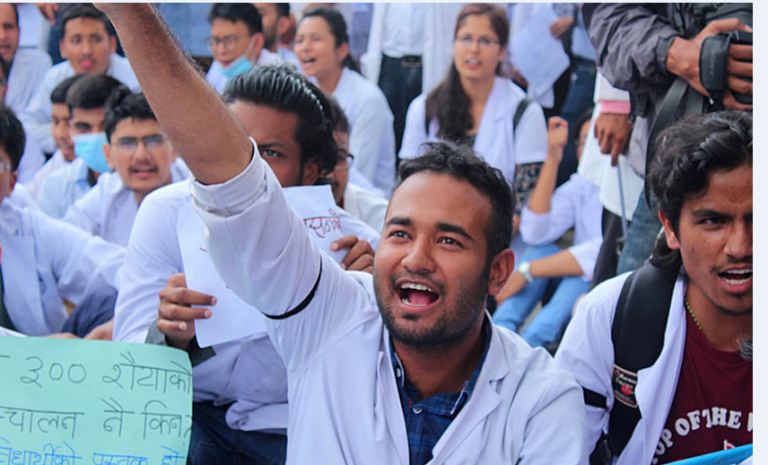 सरकारी चिकित्सक संघले आन्दोलन गर्न देशभरका चिकित्सकलाई काठमाडौँ बोलायो