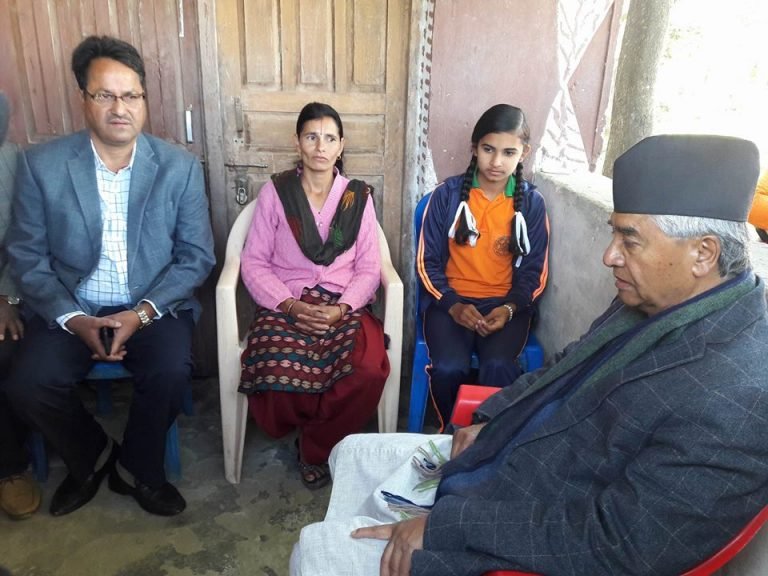 देउवाले भेटे निर्मलाकी आमा र दिदीलाई