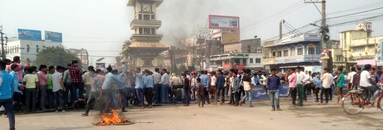 प्रश्नपत्र बाहिरिएपछि प्रदेश २ मा तनाव मुख्यमन्त्री कार्यालय घेराउ