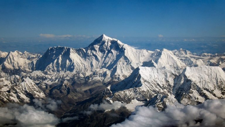 सगरमाथाको बाटो पहिल्याउँदै आइसफल डाक्टर