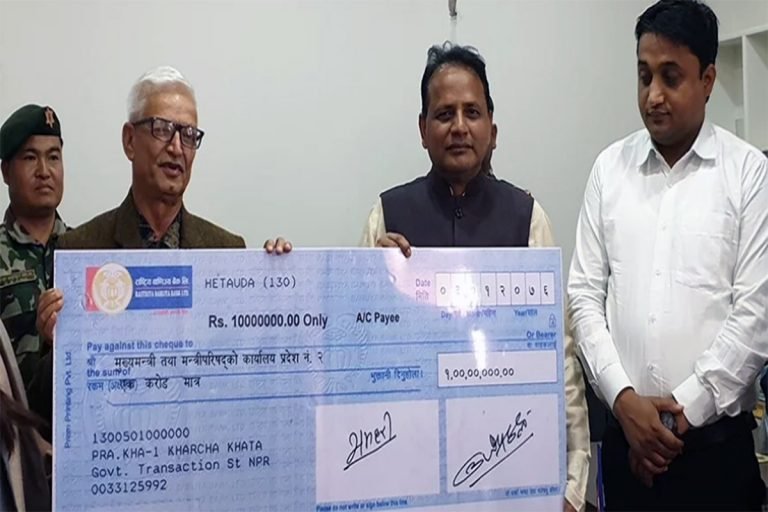 प्रदेश ३ सरकारले हुरीबतास पीडितलाई दियो एक करोडको चेक