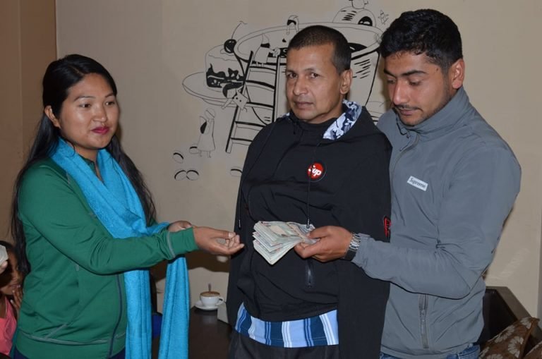 जर्मनी बस्ने नेपालीले गरे बुद्धिमान र हरिकाजीलाई आर्थिक सहयोग