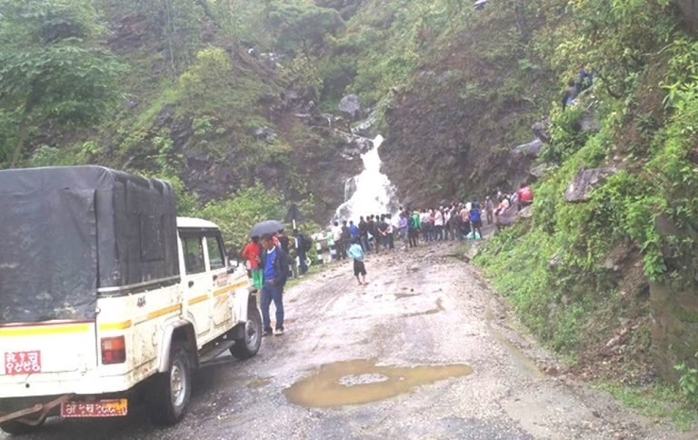 कर्णाली राजमार्गमा यात्रुहरु अलपत्र