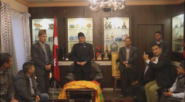 पार्टीमा प्रवेश गराउदै विप्लवका कार्यकर्तालाई प्रचण्डले भने, ‘डर नमान्नुस्, तपाईंहरुको भविष्य उज्ज्वल छ’
