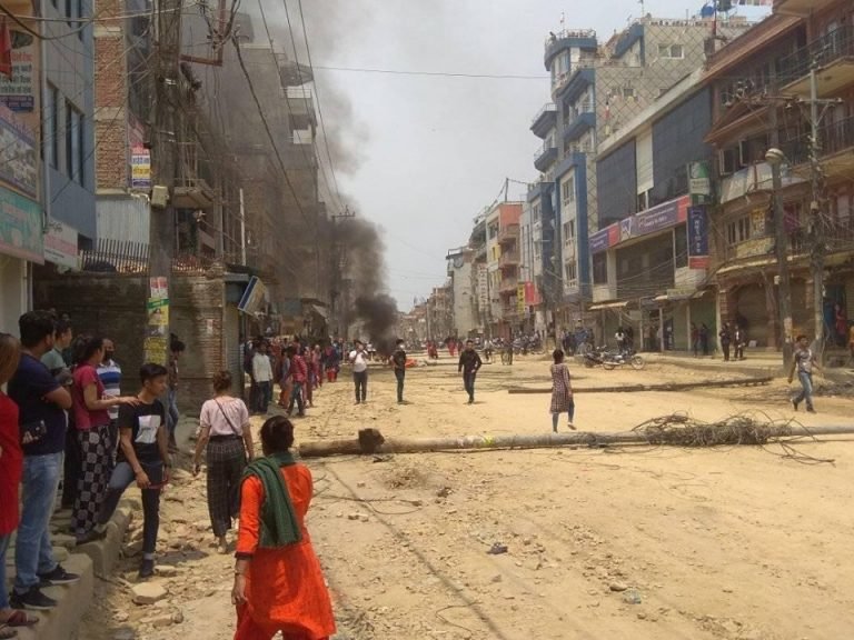 तत्काल कालोपत्रको माग गर्दै स्थानीयले गरे बौद्ध सडक बन्द