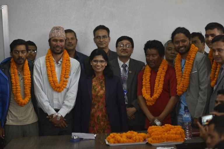 सगरमाथाको उचाई मापन गर्न गएका टोलीलाई काठमाडौमा स्वागत