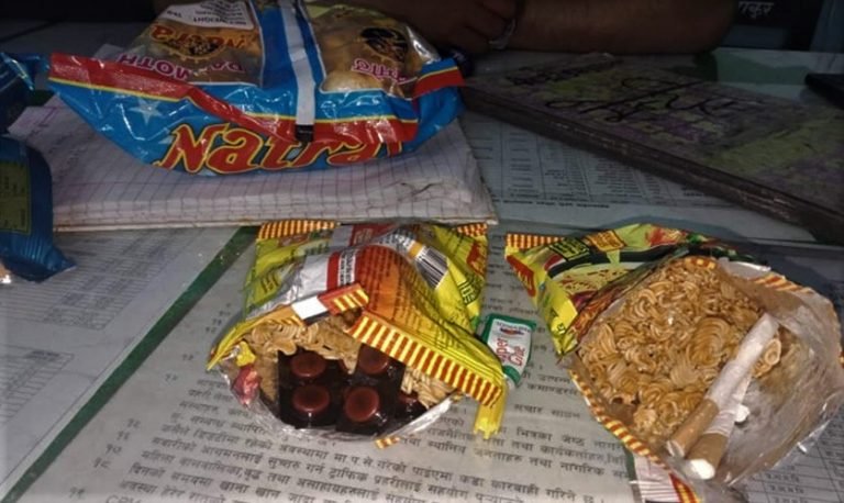 चाउचाउभित्र भेटियो लागुऔषध र चुरोट, दुई युवा पक्राउ