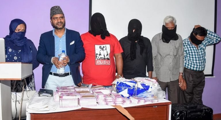 नक्कली भारतीय नोट सहति समातिएका युनिस अन्सारी पत्रकार सम्मेलनमा मुस्कुराउदै आए