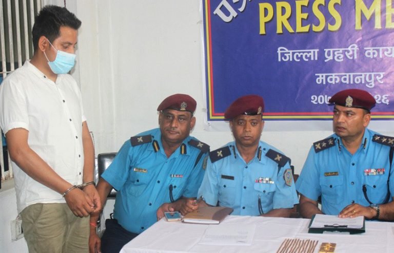 हेटौंडामा डेढ किलो सुनसहित एक पक्राउ
