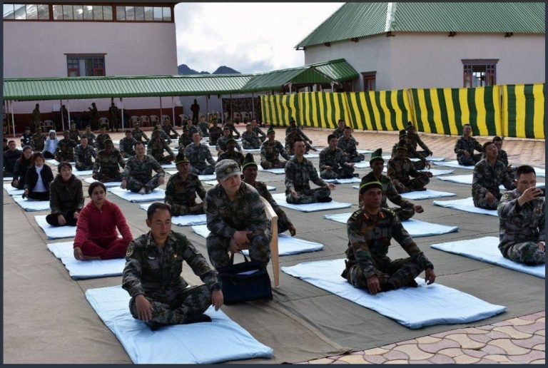 चिनिया र भारतीय सेनाले सीमानामा सँगै गरे योगाभ्यास