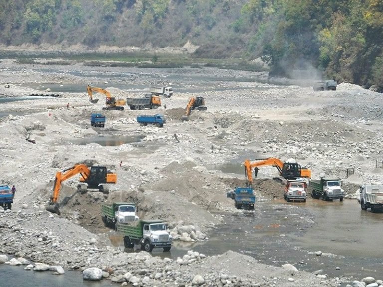 नदी दोहन गर्न मेयरको टिपर, वडाध्यक्षको एक्साभेटर