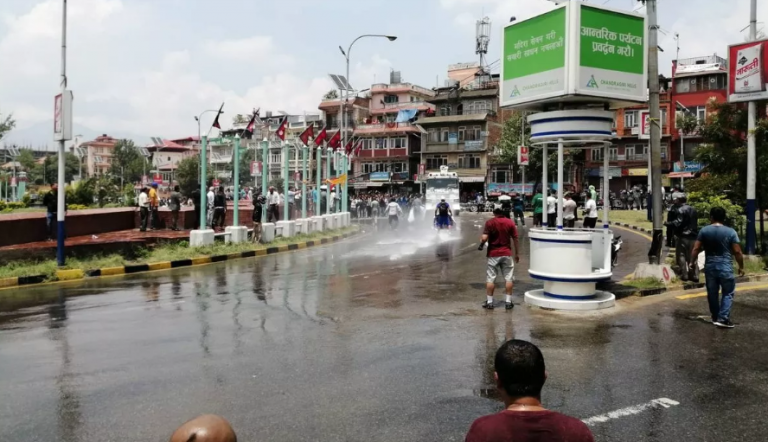 माइतीघरमा प्रदर्शनकारीमाथी प्रहरीले बर्षायो पानीका फोहोरा