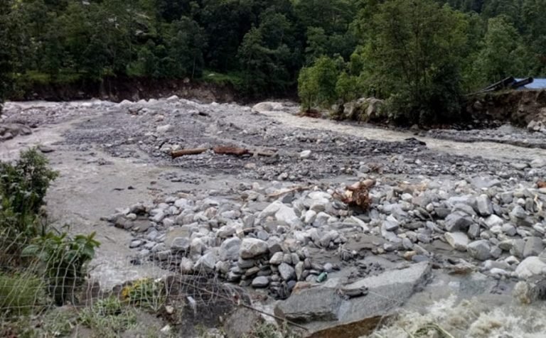 भोटेकोशीमा बाढीः चार जलविद्युत् आयोजनामा क्षति, दुई जना बेपत्ता