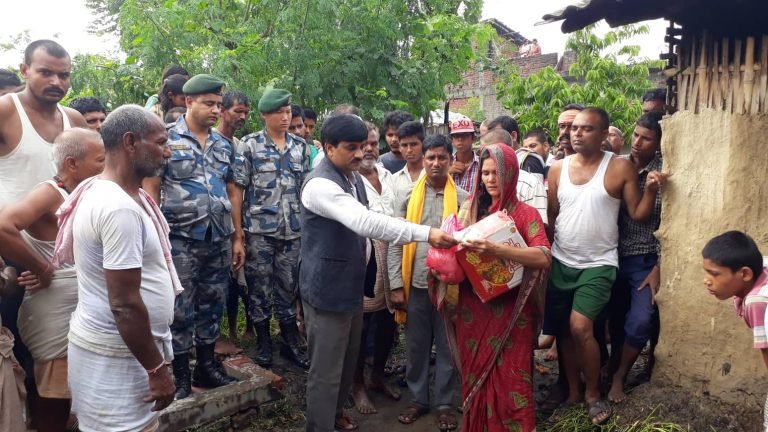 तलव काटेर राज्यमन्त्रीले गरे बाढीपीडितलाई सहयोग