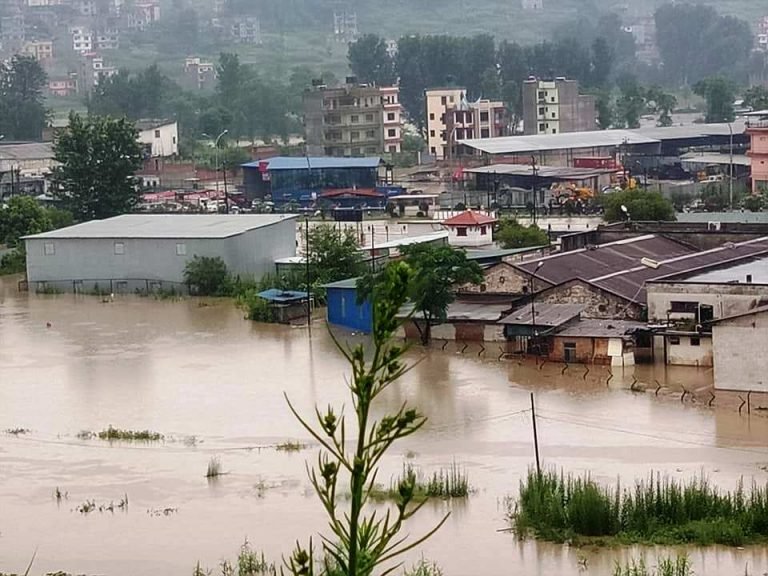 अविरल वर्षाले  प्रदेश ३ को राजधानी हेटौँडा डुबानमा फोटोमा
