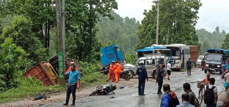 चुरियामाईमा भारतीय ट्रकले ५ सवारीसाधनलाई ठक्कर दिँदा दुईको मृत्यु