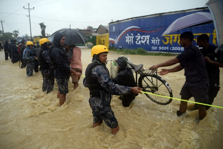 हेलिकप्टरसहित सेना फिल्डमा, ३० हजार प्रहरी परिचालन  सशस्त्र प्रहरीले गर्यो ८ सय जनाको रेस्क्यू