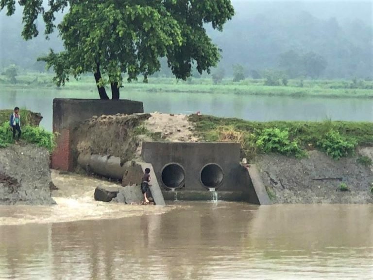 गाउँ डुबानमा परेपछि भारतले बनाएकाे नहर स्थानीयले भत्काइदिए