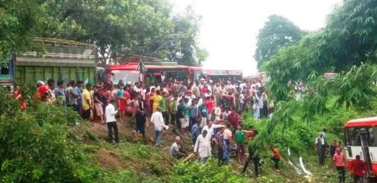 बसले स्कुटरलाई ठक्कर दिदा युवतिको मृत्यु