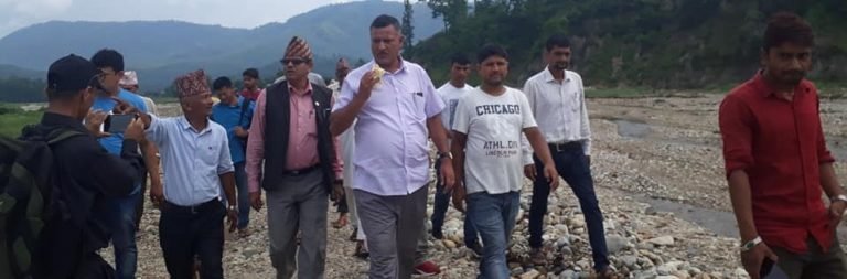 जनताको समस्या बुझन सांसद खतिवडाको टोली मनहरीमा