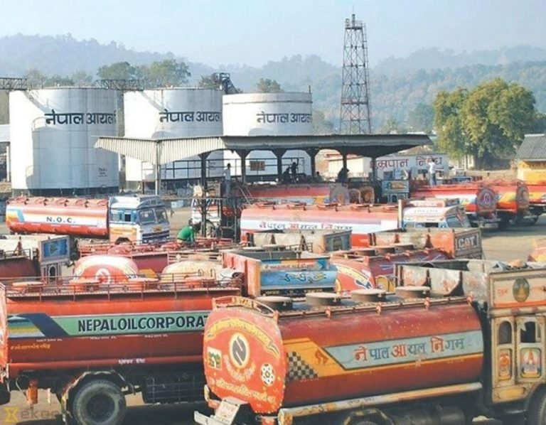 खाना पकाउने ग्यासकाे मूल्य २५ रुपैयाँ घट्यो, पेट्रोल र डिजेलमा भने बढ्याे