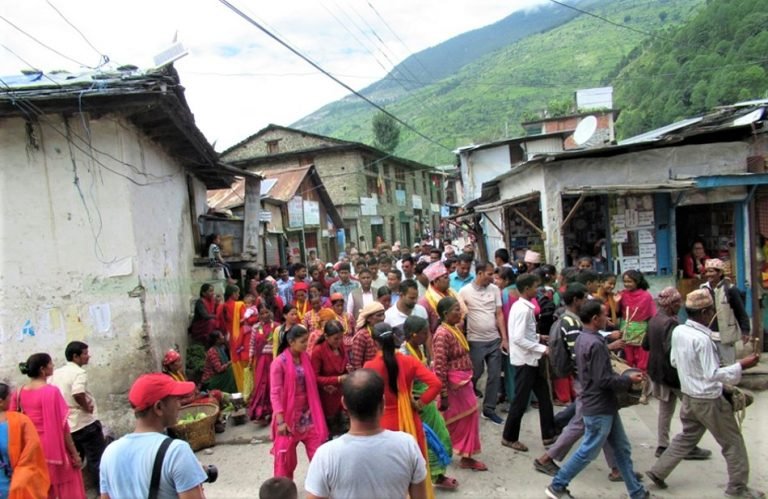 डोजर नियन्त्रण गर्न खोज्दा नेताले सरुवा गरेका सिडियोलाई स्थानीयले बाजागाजासहित बिदाइ गरे