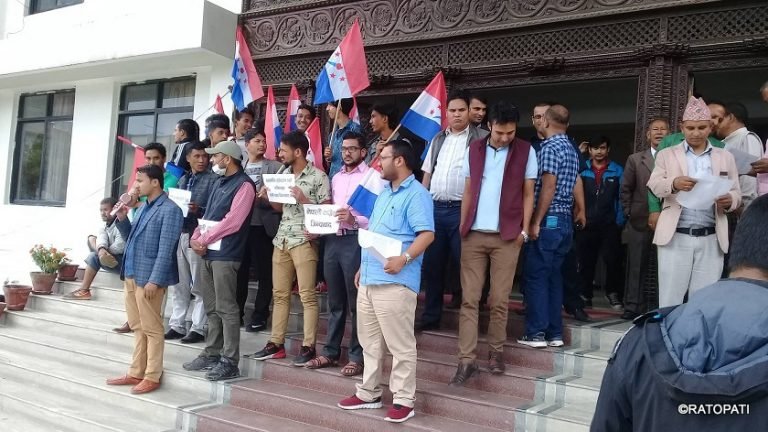 तरुण दलले गर्यो सभापति शेरबहादुर देउवा विरुद्ध प्रदर्शन