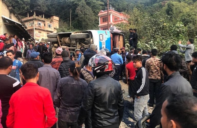 काठमाडौंमा बस दुर्घटना हुदा  ३ जनाको घटनास्थलमै मृत्यु २० जना भन्दा बढी घाइते