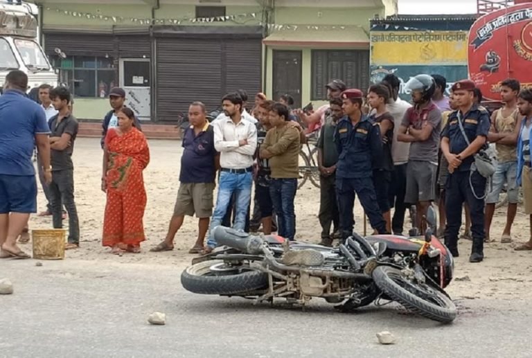 ट्रिपरको ठक्करबाट एकजनाको मुत्यु, एकजना गम्भीर घाइते