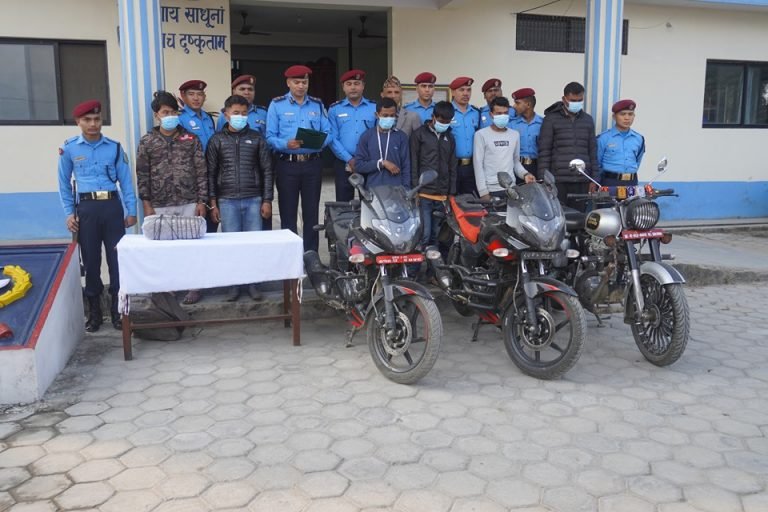 मकवानपुरमा  मोटरसाइकल चोर्ने र गाँजा ओसार्ने ६ जना पक्राउ