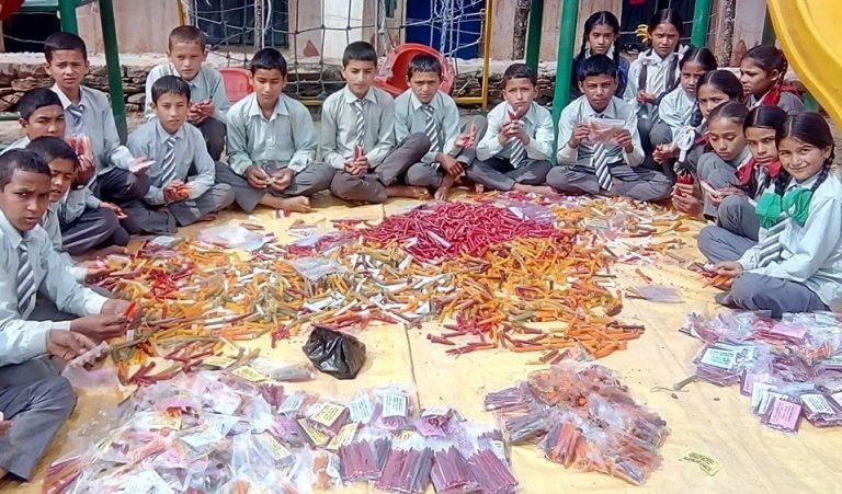 विद्यालयमा विद्यार्थीले बनाएको मैनबत्ती बेचेर ७० हजार आम्दानी