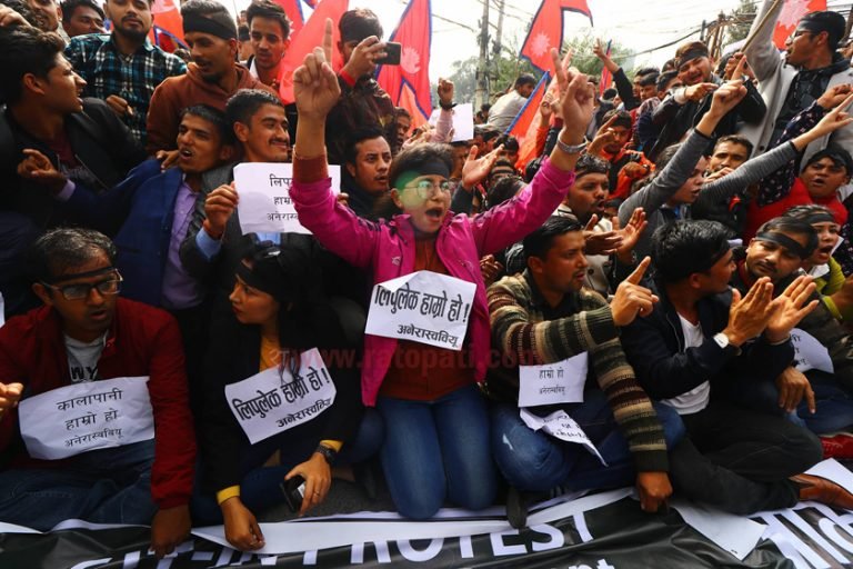 भारतीय दूतावास अगाडि प्रदर्शन गर्नेको लर्को
