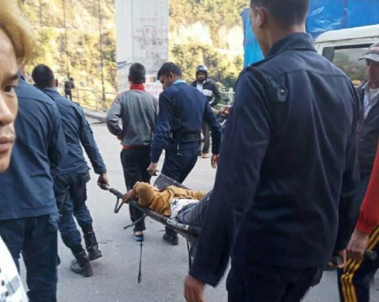 मुग्लिन पुलबाट हाम फालेकी युवतीलाई एक युवकले यसरी बचाए
