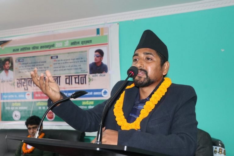 सुदेश र प्रदिपले आ आफ्ना रचना हेटौडामा वाचन गरे