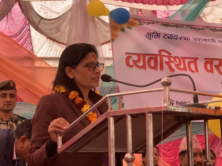 भूमि व्यवस्था मन्त्री अर्यालद्वारा कञ्चनपुरको बाघफाँटास्थित नमुना हलिया वस्ती हस्तान्तरण