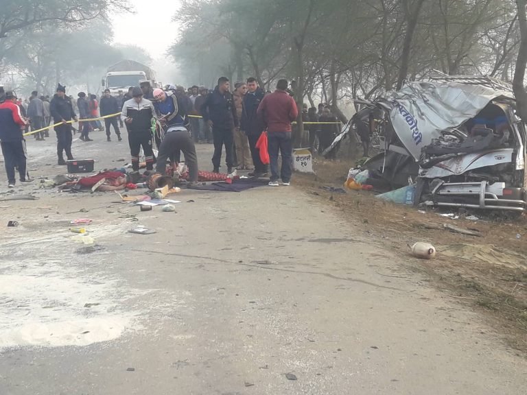 सुनसरीमा बससँग हाइस ठोक्किँदा ४ जनाको मृत्यु, १५ घाइते