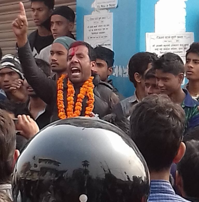 आफ्नै पार्टीका मन्त्रीलाई नेताको चेतावनीः कालोमोसो दल्छौँ