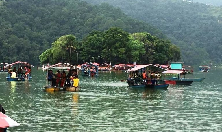 फेवातालमा डुङ्गा पल्टिँदा १ जना बेपत्ता, २ को उद्धार