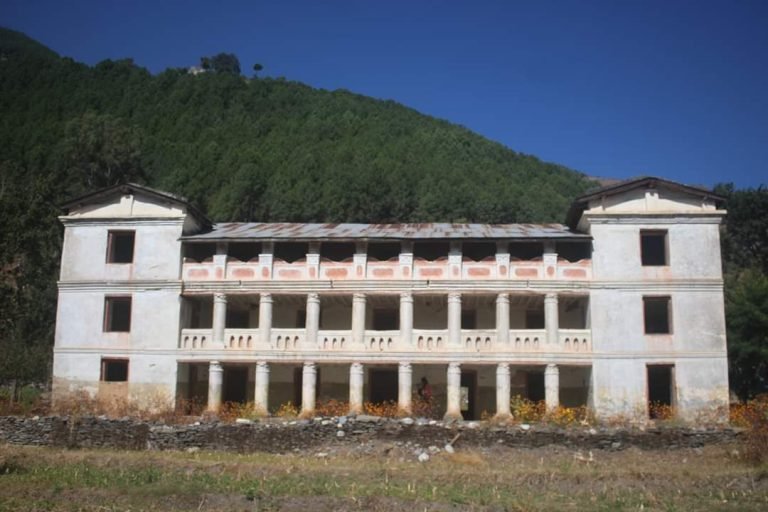 पुरातात्विक महत्वको दरबार अलपत्र पर्दै