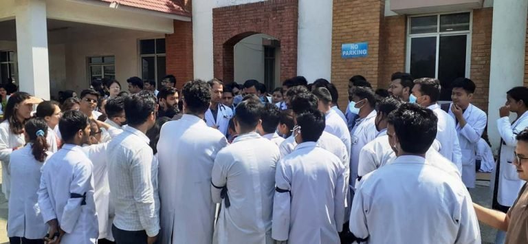 अस्पतालले उपचार रोक्दा बिरामी बिचल्लीमा