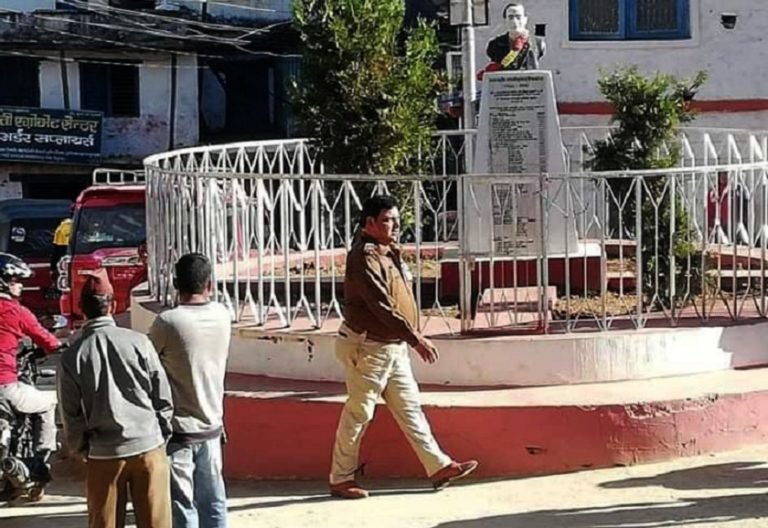 जानकारी बीना नै भारतीय प्रहरी पोसाकसहित नेपाल छिरेपछि