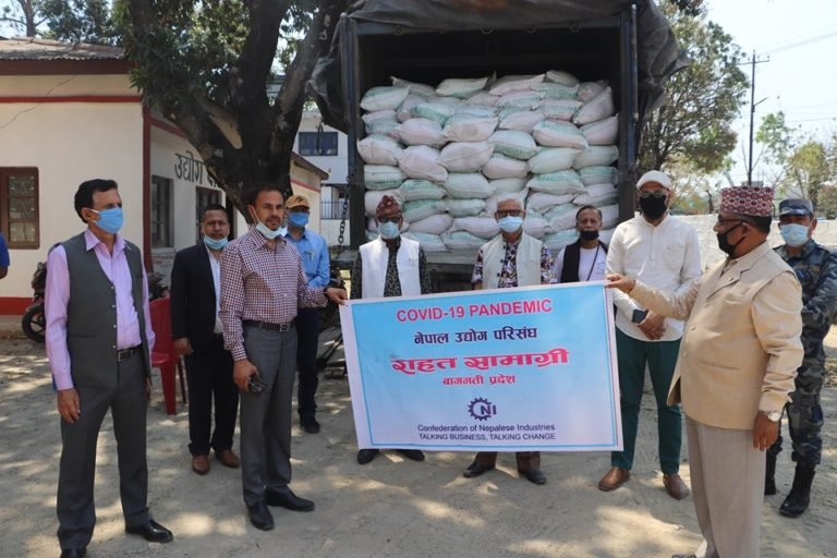 उद्योग परीसङ्घद्वारा बागमति प्रदेशका मुख्यमन्त्रीलाई खाद्यान्न हस्तान्तरण