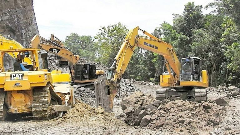 गाउँपालिका अध्यक्षले डोजर चलाउन खोजेपछि झडप