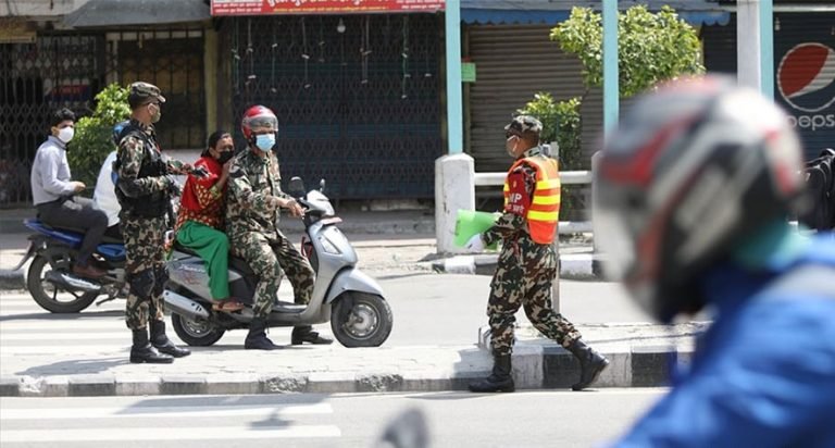 लकडाउनको समय  सैनिक पोशाक दुरुपयोग गरि  सवारी चलाउनेमाथि जंगीअड्डाको छड्के