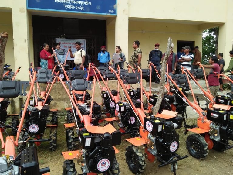 कृषि आधुनिकीकरणतर्फ आकर्षित गर्न  गाउँपालिकाद्वारा कृषकलाई मिनि टिलर वितरण
